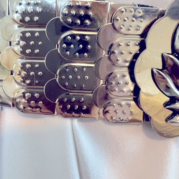 VINTAGE SILVER METAL STRETCH BELT, WITH DECORATIVE CLOSURE. - Picture 7 of 7